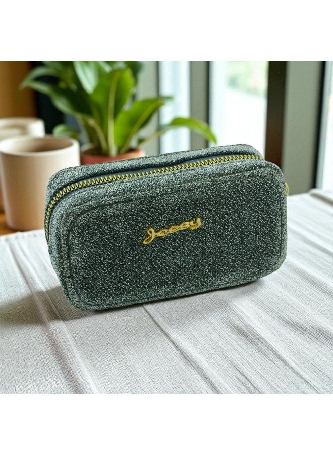 محفظة حريمي بتصميم أنيق يعكس روح العلامة الفاخرة ويبرز التفاصيل بعناية. تجمع بين البساطة والرقي، وتناسب الإطلالات اليومية والمناسبات الخاصة. - Image 2